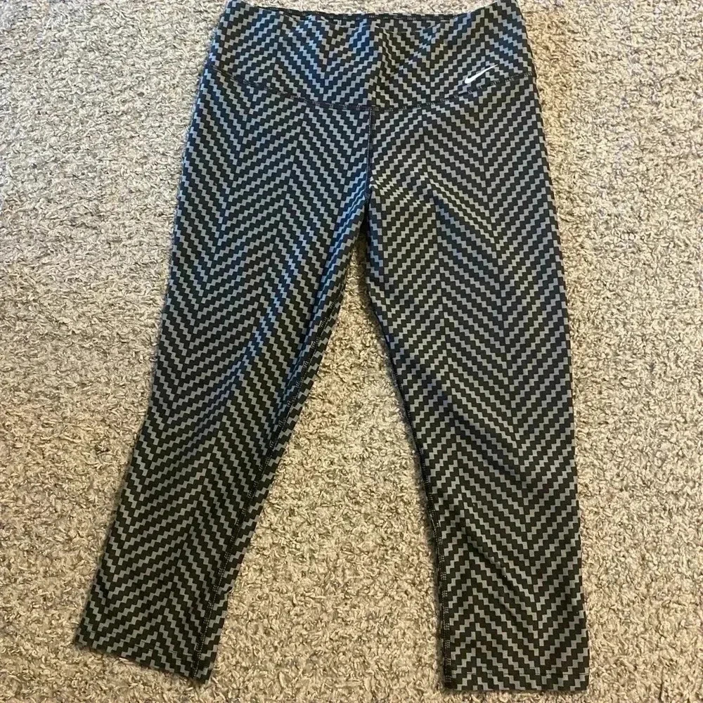 Nike Dri-Fit Legend 2.0 Training Zig Zag Capri Leggings | Size Small